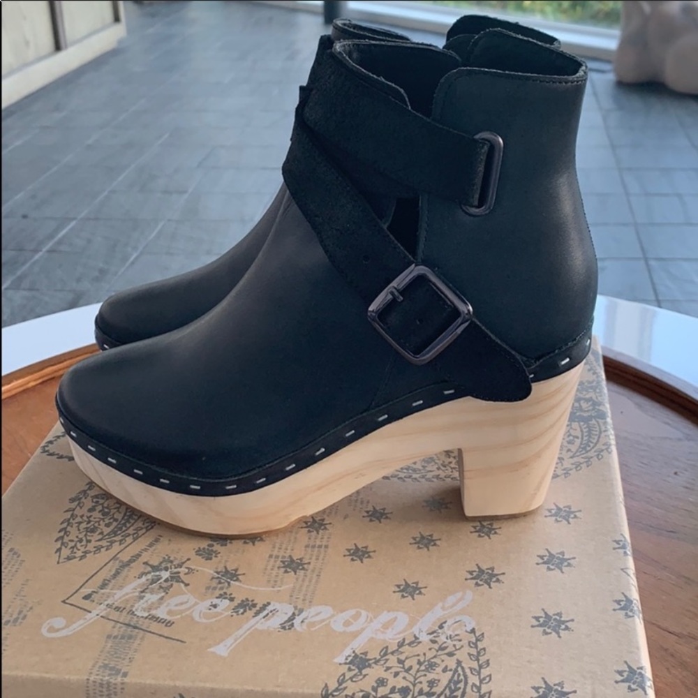 Free People Bungalow Clogs in Black - Picture 4 of 8